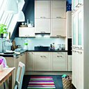 Dans les placards les plus hauts sont rangés les accessoires servant le moins souvent. Askome. Ikéa.