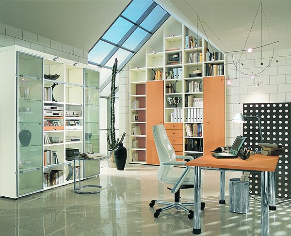 Dans le bureau, la bibliothèque monte jusqu'au faîtage. Aucune place n'est perdue. Hulsta.