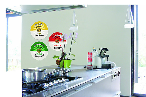 Cuisine pop avec ces tableaux ronds en toile de peintre sur un châssis en bois, à fixer au mur. Scénolia.