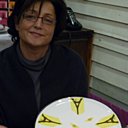 Patricia a posé les chromos (décalcomanie) des tours Eiffel qui vont cuire à 800° ; le jaune disparaît  et fixe le dessin. PETIT MODÈLE AU SINGULIER