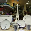 La Star du moment le service Tour Eiffel :assiette 17euros, mug 19, plat de 31 à 42 euros.
Les bougies Point à la Ligne 64euros, en série limitée. Petit Modèle au Singulier