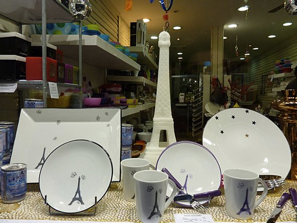 La Star du moment le service Tour Eiffel :assiette 17euros, mug 19, plat de 31 à 42 euros.
Les bougies Point à la Ligne 64euros, en série limitée. Petit Modèle au Singulier