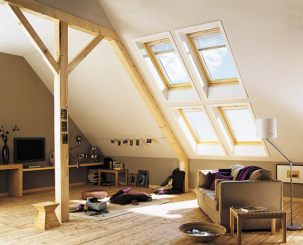 Charpente apparente et verrière s'associent pour créer une pièce à vivre chaleureuse et facile à vivre. Combi-lumière Quattro. Stores vénitiens électriques. Velux.