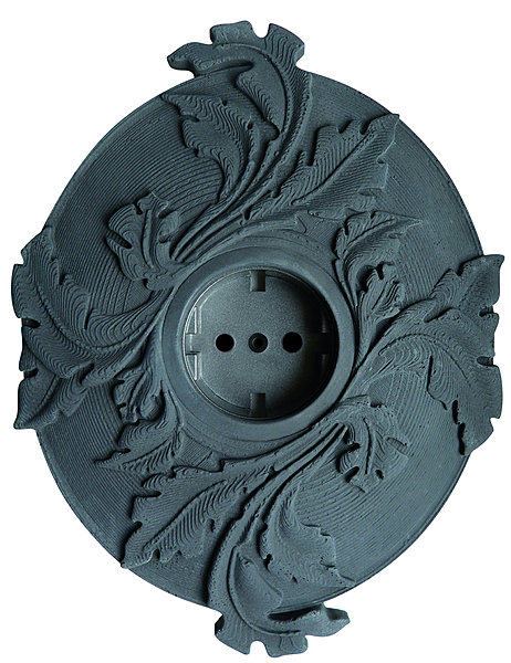 Prise électrique, Phoebe Helmbold chez Livalike