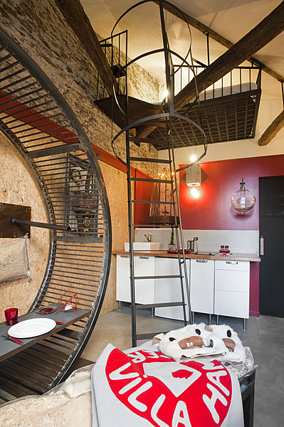 Parfaitement équipé, avec le lit suspendu en mezzanine