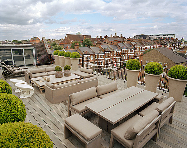 Tables et canapés de Matthew Collins sur le toit terrasse