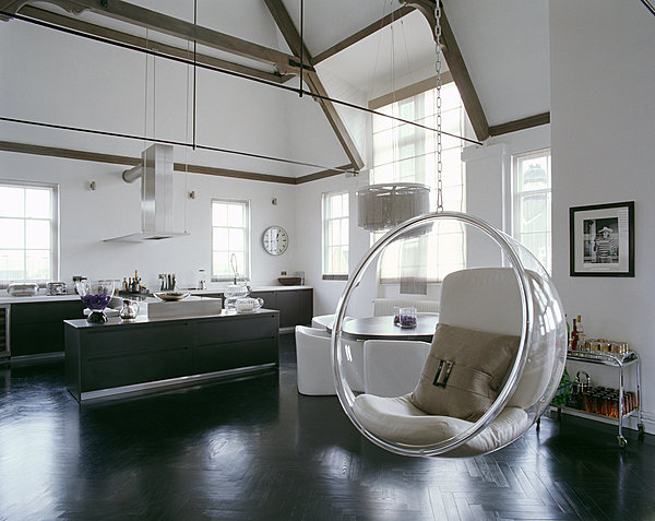 La Bubble Chair devant la cuisine