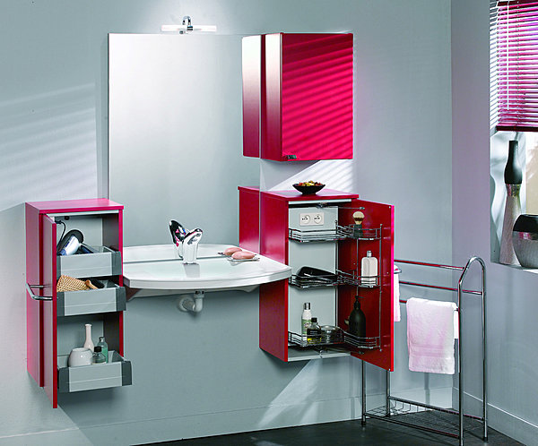 Astucieux, les rangements en panières fixés sur la porte s'avancent vers l'extérieur à l'ouverture de celle-ci pour rendre accessibles tous les accessoires. Complicity. Cédéo.