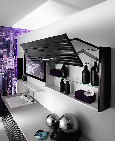 Priorité à l'ergonomie dans la salle de bains avec ces meubles hauts à portes pliantes relevables qui évitent tout risque de bosse. Collection Influences d'Aujourd'hui. Delpha.