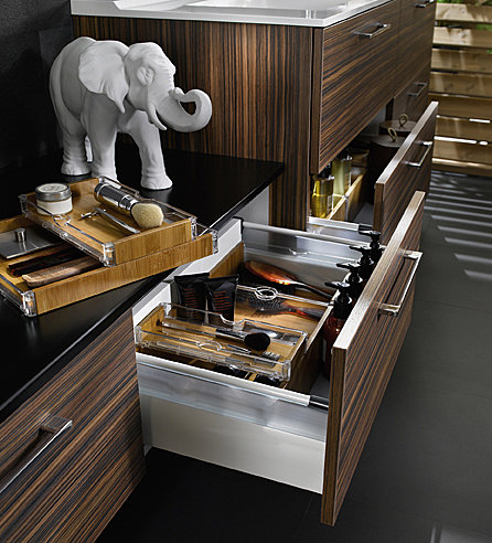 Les tiroirs de grande profondeur sont équipés de casiers de formats divers, parfaits pour ranger le rasoir de monsieur ou le maquillage de madame. Collection Influences d'Aujourd'hui. Delpha.