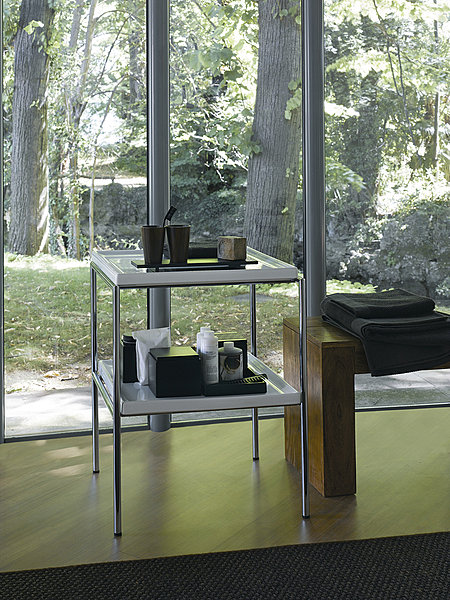 Discrète, une desserte métallique avec deux plateaux en céramique. Collection Métaphore. Allia.