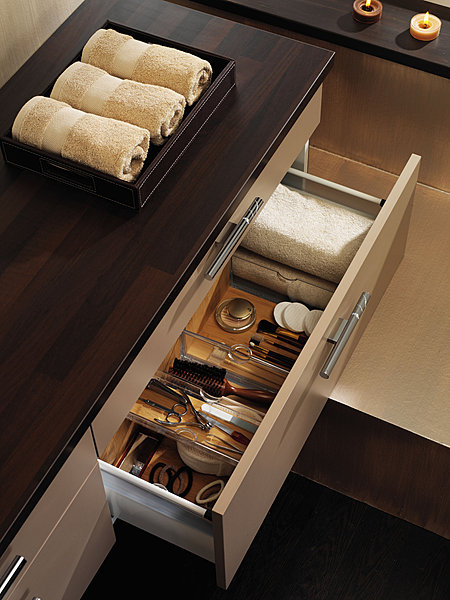 Chaque chose à sa place grâce aux casiers en bambou qui équipent ces tiroirs. Déclinés en différentes tailles, ils s'empilent et se déplacent au gré des envies. Pérène.