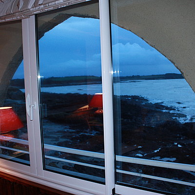 Vue sur mer du salon du manoir des Cardinaux