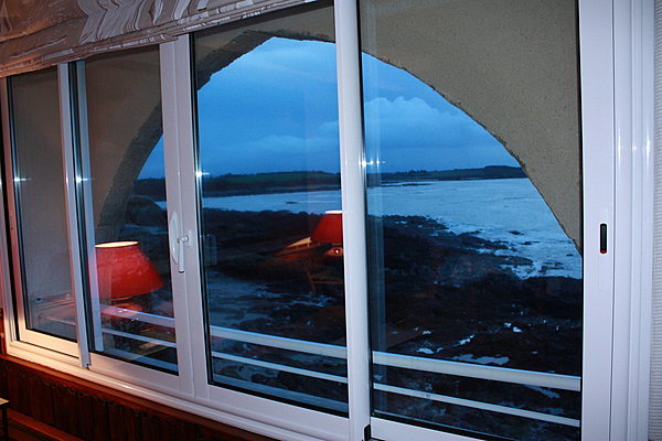 Vue sur mer du salon du manoir des Cardinaux