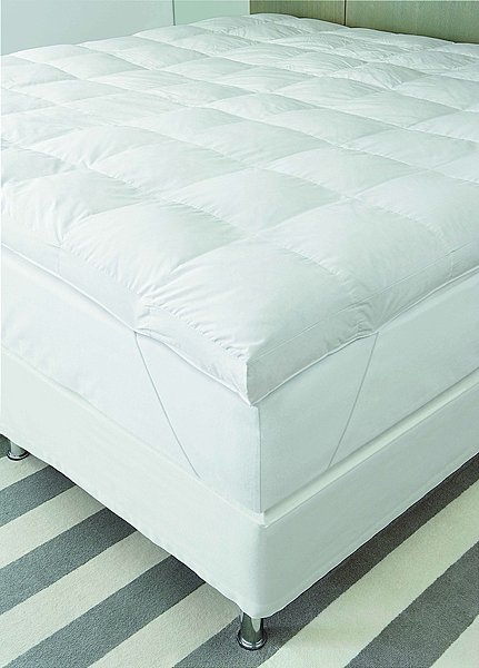 Pour un lit moelleux, un sur-matelas 90% plumettes et 10% duvet de canard. Ses larges bords permettent un maintien parfait. Cosy Luxe. Linvosges.