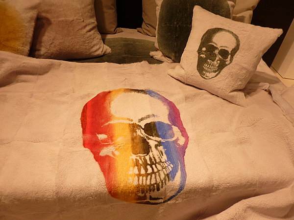 Plaid ou couverture tête de mort recolorée, chez Maison de Vacances