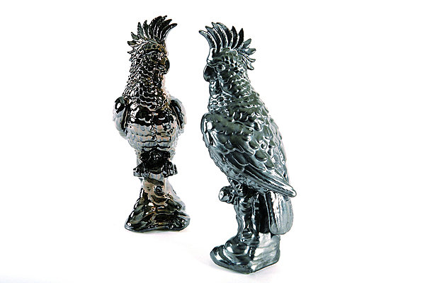 Perroquet en porcelaine couleur argent ou bronze, par Aimé Cécil et Pierre Dubois. Existe en de nombreux coloris. H 35 cm. 200 €. Roche-Bobois. Tel lecteurs 0800 395 245