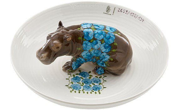 Assiette en porcelaine avec l'Hippopotame d’Hella Jongerius.Manufacture de Nymphemburg.2085 €. 107 Rue de Rivoli 75001 Paris.