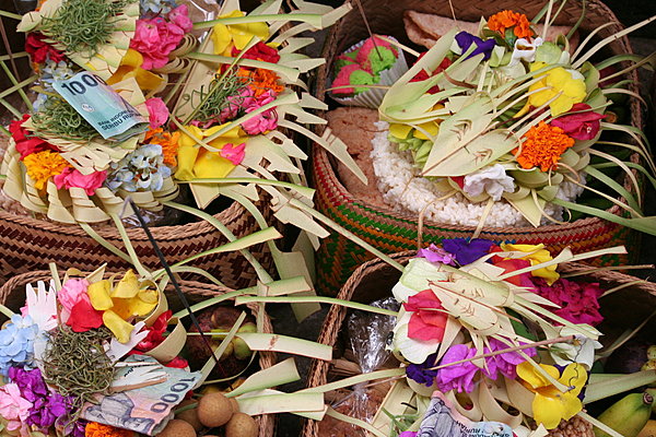 Paniers d'offrandes à la porte des temples