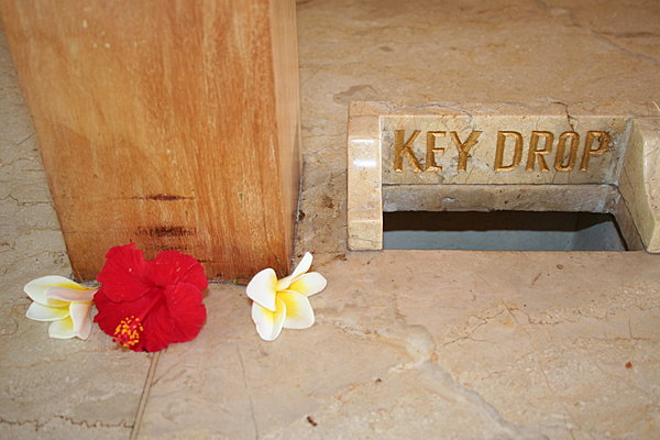 Fleurs d'hibiscus et de frangipanier pour laisser sa clé de chambre