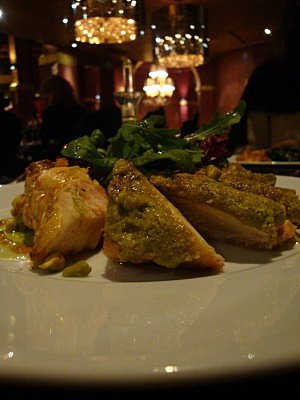 Inspiration barcelonaise : une assiette de suprême de volaille jaune à la pistache accompagné d’un gratin façon tortilla.