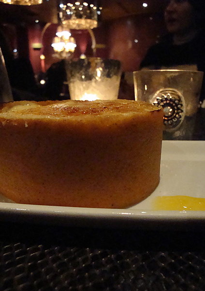 Un dessert catalan revisité par le chef avec succès : espuma de crème catalane et croustillant de cannelle.