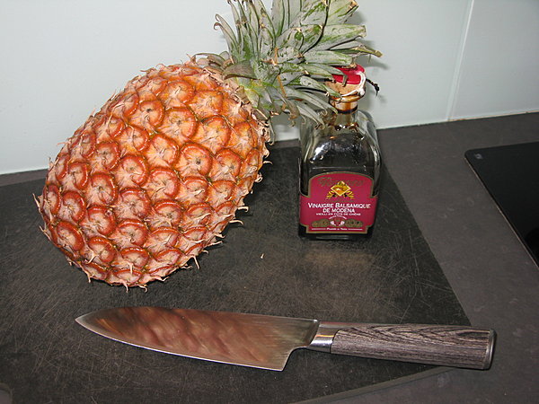 Ananas, vinaigre et un bon couteau.