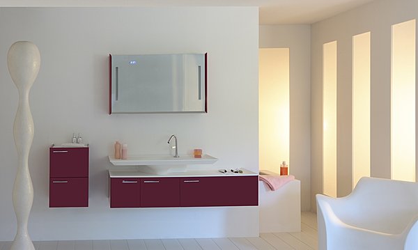 Un ensemble très féminin. Il comprend une table de 150 cm à double profondeur de vasque avec des rangements pour les produits cosmétiques, le sèche-cheveux et le linge de toilette. Miroir avec horloge LED. Mod'Elle. Sanijura.