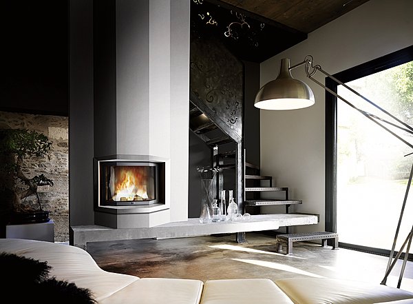 Style épuré mais affirmé pour ce foyer disponible avec une vitre plane, une vitre courbe ou une vitre panoramique. Prisme. Fondis.