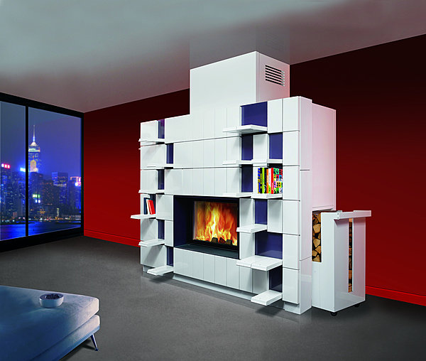 Cheminée et bibliothèque à la fois. Les tablettes amovibles en bois et verre accueillent bibelots et cadres.  Structure en acier émaillé. Modulo. Fondis.