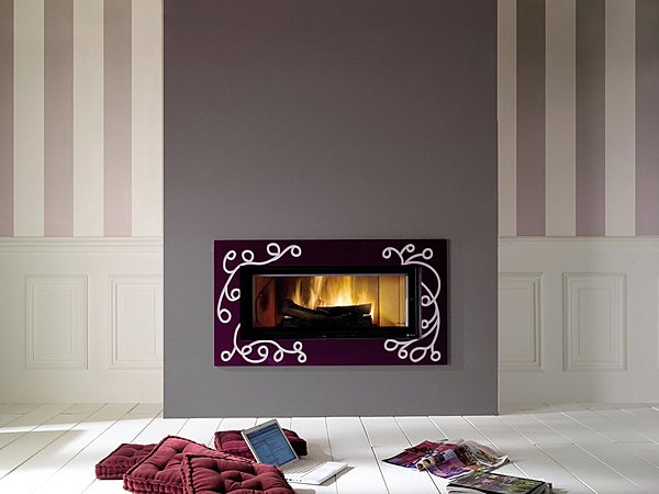 Une cheminée contemporaine tout en sobriété. Son cadre en marbre prune brillant rehaussé de motifs met en valeur un large foyer horizontal. Atypique. Cheminées de Chazelles.