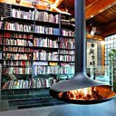 Résolument contemporaine, un foyer suspendu et pivotant à 360°. En métal noir mat. Gyrofocus. Focus.