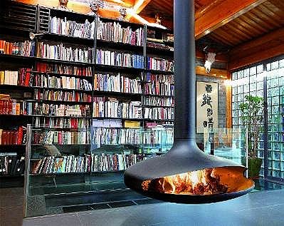 Résolument contemporaine, un foyer suspendu et pivotant à 360°. En métal noir mat. Gyrofocus. Focus.