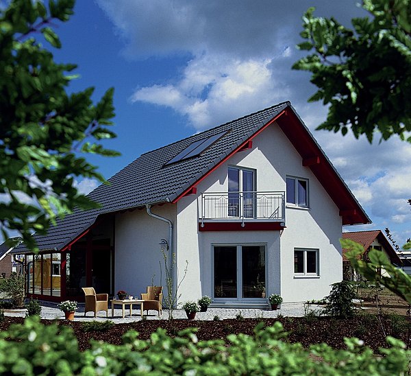 Les panneaux s'orientent toujours au sud (de sud-est à sud-ouest) avec une inclinaison entre 30 et 45°. Viessmann.