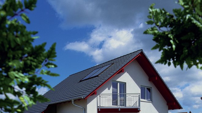 Les panneaux s'orientent toujours au sud (de sud-est à sud-ouest) avec une inclinaison entre 30 et 45°. Viessmann.