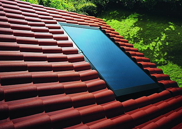 Faciles à installer, ces capteurs solaires sont aussi légers : 38 kg seulement pour 2 m2. HelioPLAN. Saunier Duval.