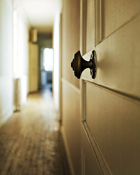 Avec Maison Mauve, la vérité est juste derrière la porte