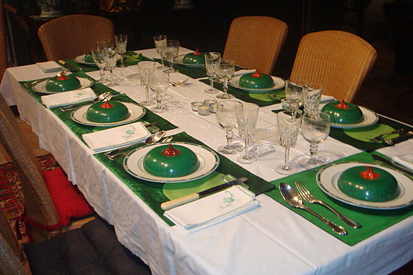 Une jolie table "made in Asia" qui sent bon la citronnelle.