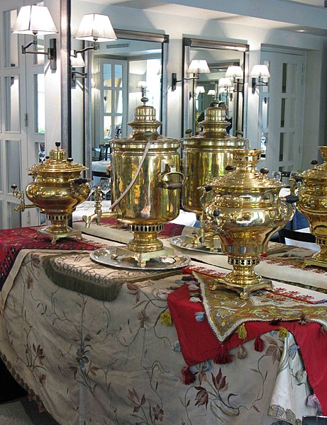 Ambiance russe autour de rutilants samovars