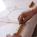 Rouler délicatement en centrant la farce