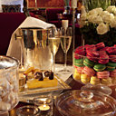 Champagne et macarons de rigueur.