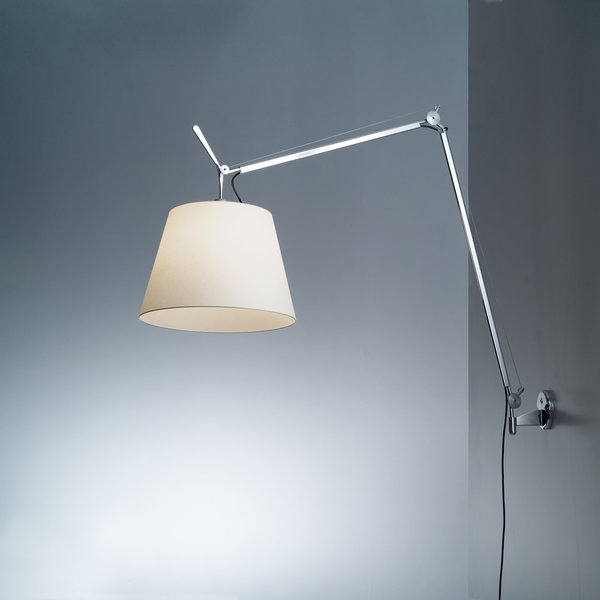 L'applique à bras orientable by Tolomeo