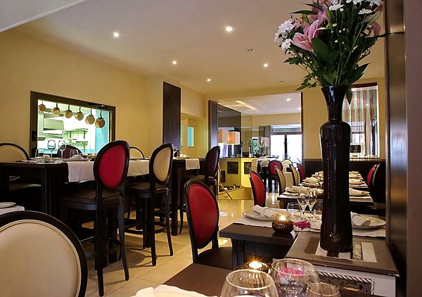 Et une table haute à la Starck.