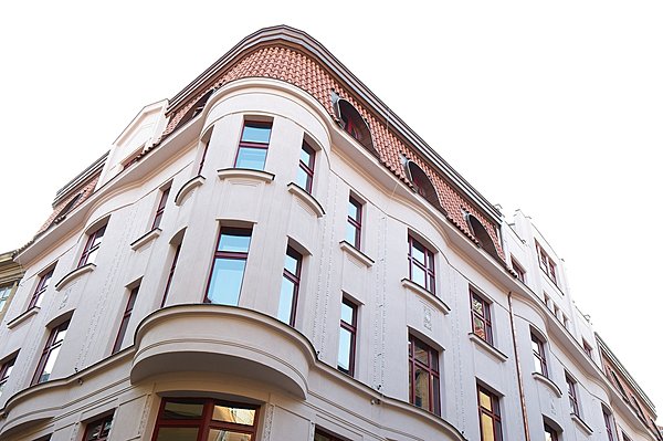 La façade du Buddha Bar Hotel, à l'angle de 2 rues