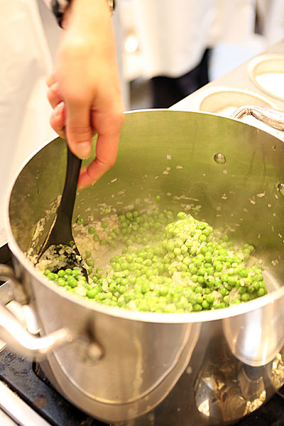Nature, dans un risotto, dans un riz cantonnais ou autour d'une viande, le petit pois se prête à toutes les situations