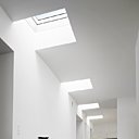 Si vous avez un toit plat, profitez-en et investissez avec des puits de lumière... naturelle ! Les économies d'énergie réalisées valent le "coût". Velux