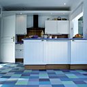 Il imite à la perfection les carreaux béton. Adapté aux pièces humides. Design Bathroom. Metropolis Blue. Tarkett.