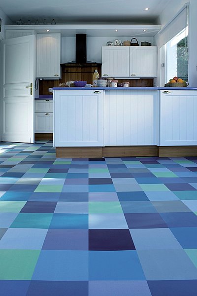 Il imite à la perfection les carreaux béton. Adapté aux pièces humides. Design Bathroom. Metropolis Blue. Tarkett.