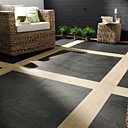 Pratiques, les lames et dalles autoadhésives permettent de changer de décor au gré des envies. StarFloor Classique Oak white et StarFloor Ceramic Sandstone black. Tarkett.
