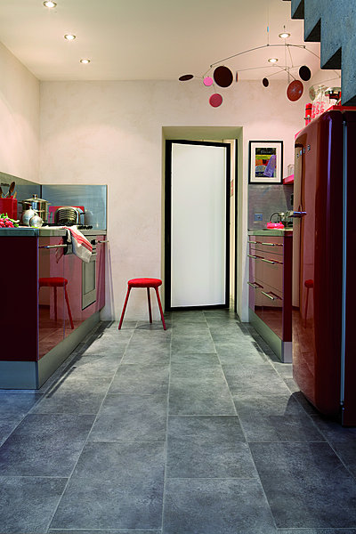 Ambiance urbaine avec  ce sol vinyle qui  imite les carreaux de pierre format XXL. Rock Grey. Gerflor.